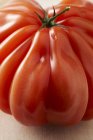 Красный уродливый помидор — стоковое фото