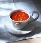 Sopa de tomate com croutons em caneca — Fotografia de Stock