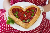 Клубничный пирог в форме сердца — стоковое фото