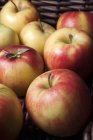 Яблука Mitsu на ринку — стокове фото