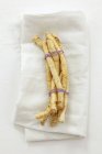Raíz de rábano picante atada con cuerda - foto de stock