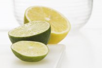 Halb Zitrone und halb Limette — Stockfoto