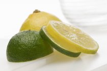 Citron tranché et citron vert tranché — Photo de stock