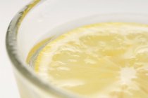 Zitronenscheibe in einer Glasschüssel — Stockfoto