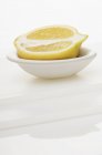Mezzo limone in ciotola — Foto stock