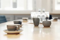 Mesa de café com copos — Fotografia de Stock