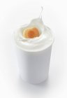 Aprikose fällt in Tasse mit Joghurt — Stockfoto