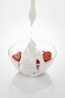 Joghurt tropft auf Erdbeeren — Stockfoto