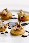 Primo piano vista delle capesante fritte con calamari e aceto balsamico — Foto stock
