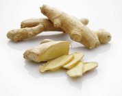 Fresh ginger roots with slices — Stock Photo