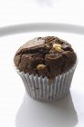 Muffin au chocolat et aux noix dans une boîte en papier — Photo de stock