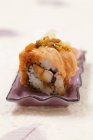Maki hecho con surimi y salmón - foto de stock