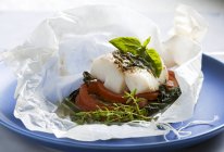 Filete de pescado con tomates y calabacín - foto de stock