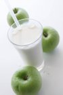 Bicchiere di latte con paglia — Foto stock