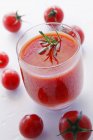 Vaso de jugo de tomate con romero - foto de stock