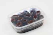 Olives noires en récipient plastique — Photo de stock