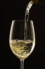 Verser le vin de la bouteille dans le verre — Photo de stock