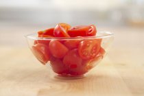Pomodori dimezzati in ciotola di vetro — Foto stock
