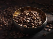 Кофейные зерна в миске — стоковое фото
