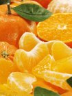 Mandarinas frescas en rodajas - foto de stock