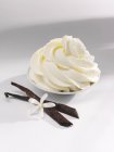 Closeup view of vanilla cream with vanilla pods and a flower — Stock Photo