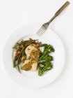 Горчица Турция с зеленой фасолью и брокколи на белой тарелке — стоковое фото