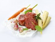 Stück Rinderlende und frisches Gemüse — Stockfoto