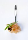 Filetto leggermente affumicato di prosciutto su cucchiaio — Foto stock