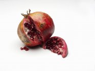 Leckere geschnittene Granatäpfel — Stockfoto