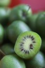 Mini kiwi actinidia arguta - foto de stock