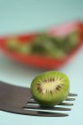 Medio mini kiwi - foto de stock