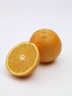 Arancio fresco e mezzo — Foto stock