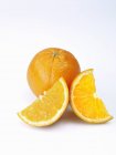Naranja fresca con rodajas - foto de stock