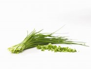 Mazzo di erba cipollina con fette — Foto stock