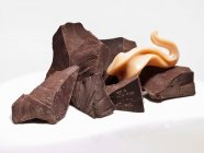 Pezzi di cioccolato fondente con caramello — Foto stock