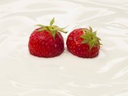 Erdbeeren in Joghurt getaucht — Stockfoto