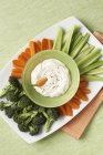 Crudite Platter with Dip over green surface — Stock Photo