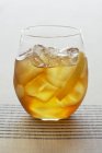 Cocktail com gelo e casca de limão — Fotografia de Stock