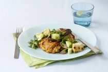Coscia di pollo alla griglia con insalata primaverile — Foto stock