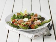 Салат из лосося с помидорами черри — стоковое фото