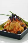Ensalada de rábano picante y verduras con aderezo de aceite de sésamo y dátiles - foto de stock