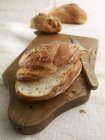 Pain de campagne coupé en deux — Photo de stock