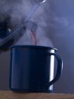 Kaffee in Becher gegossen — Stockfoto