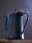 Nahaufnahme einer alten dampfenden Kaffeekanne — Stockfoto