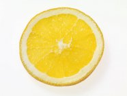 Rebanada jugosa de naranja - foto de stock