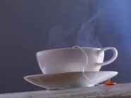 Tasse de thé en streaming — Photo de stock