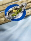 Trucha de salmón en papel de aluminio - foto de stock