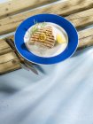 Стейк из тунца на тарелке — стоковое фото