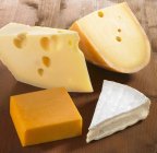 Чотири шматочки сиру — стокове фото