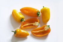 Mini pimientos amarillos y naranjas - foto de stock